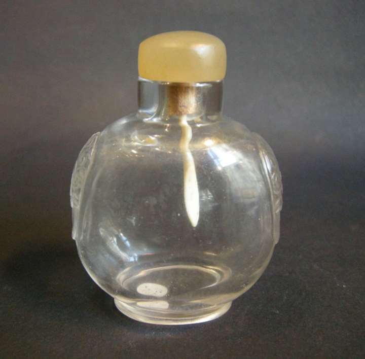 Glass snuff bottle imitating perfectly the rock crystal